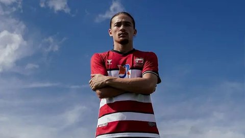 Bek Crystal Palace, Jairo Riedewald, tampak kecewa usai kebobolan gol ketiga melawan Aston Villa dalam laga lanjutan Liga Inggris 2020/21 pekan ke-15 di Villa park, Birmingham, Sabtu (26/12/2