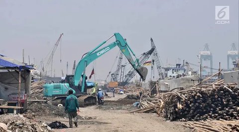 Suasana proyek pembangunan tanggul laut raksasa atau giant sea wall di Cilincing, Jakarta, Kamis (15/3). Tahap pertama proyek yang dimulai sejak Oktober 2014 ini diperkirakan rampung pada 202