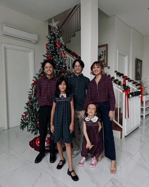 Jadi Single Parent, 7 Potret Joanna Alexandra Sambut Natal Bersama Empat Anak - Tampil Kompak dengan Tartan Outfit