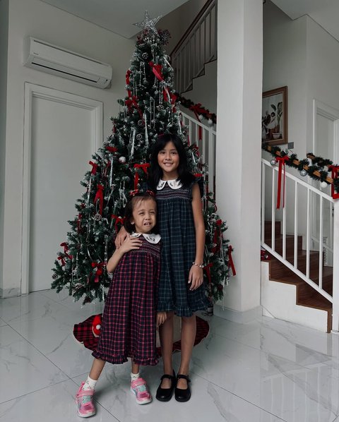Jadi Single Parent, 7 Potret Joanna Alexandra Sambut Natal Bersama Empat Anak - Tampil Kompak dengan Tartan Outfit