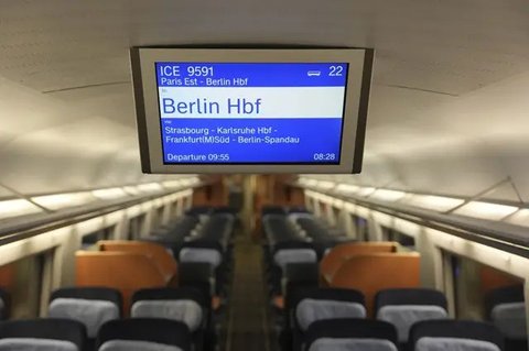 Kereta cepat pertama Paris-Berlin berada di peron pada Senin (16/12/2024) di Stasiun Gare de l'Est, Paris. (Dok. AP/Aurelien Morissard)