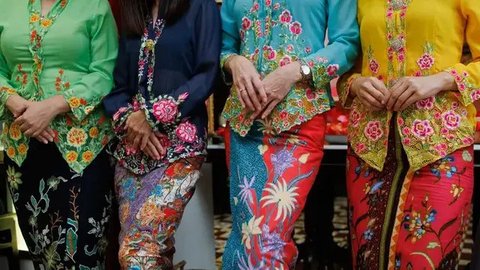 Perpaduan kebaya payet warna nude dan rok batik merah ini begitu menawan. Aksen side slit makin menambah kesan modern! (Instagram/prillylatuconsina96)