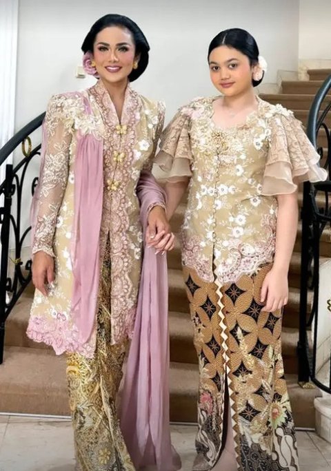 Perpaduan kebaya payet warna nude dan rok batik merah ini begitu menawan. Aksen side slit makin menambah kesan modern! (Instagram/prillylatuconsina96)