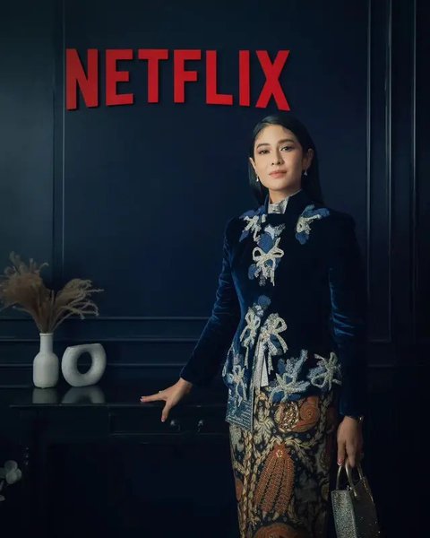 Perpaduan kebaya payet warna nude dan rok batik merah ini begitu menawan. Aksen side slit makin menambah kesan modern! (Instagram/prillylatuconsina96)