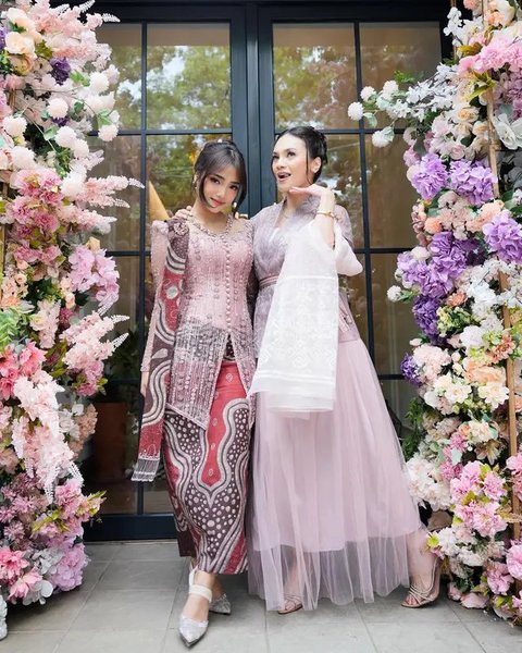 Perpaduan kebaya payet warna nude dan rok batik merah ini begitu menawan. Aksen side slit makin menambah kesan modern! (Instagram/prillylatuconsina96)
