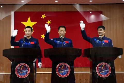 Trio astronot muda China: Jiang Xinlin, Tang Hongbo, dan Tang Shengjie. Dok: AP Photo/Andy Wong
