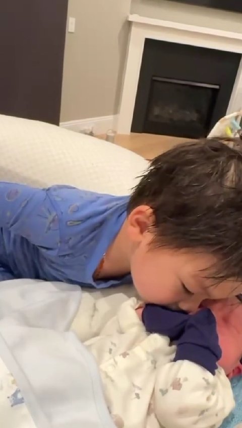 Potret Issa Xander Anak Nikita Willy dan Indra Priawan yang Gemas dengan Adik Barunya, Hingga Dicium Berkali-kali