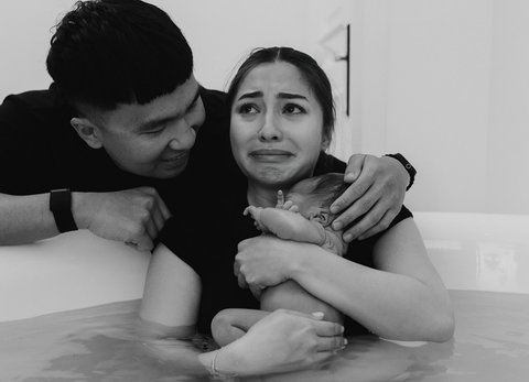 Potret Issa Xander Anak Nikita Willy dan Indra Priawan yang Gemas dengan Adik Barunya, Hingga Dicium Berkali-kali