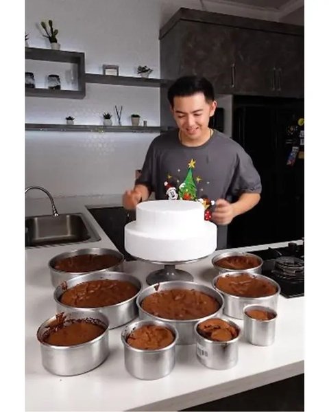 Momen Nicky Tirta bikin kue pohon Natal ukuran besar. (sumber: Instagram/nickytirta)