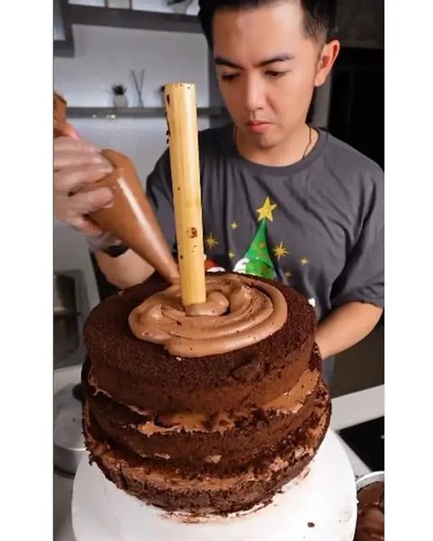 Momen Nicky Tirta bikin kue pohon Natal ukuran besar. (sumber: Instagram/nickytirta)