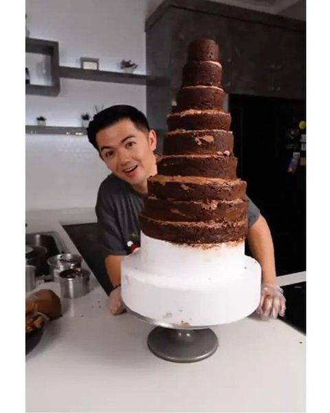 Momen Nicky Tirta bikin kue pohon Natal ukuran besar. (sumber: Instagram/nickytirta)