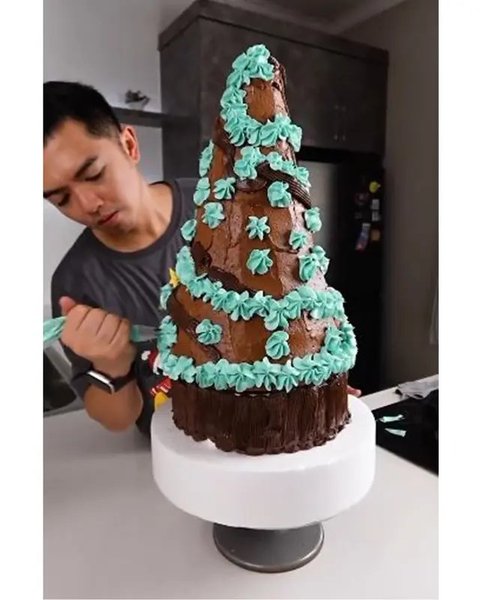 Momen Nicky Tirta bikin kue pohon Natal ukuran besar. (sumber: Instagram/nickytirta)