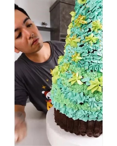 Momen Nicky Tirta bikin kue pohon Natal ukuran besar. (sumber: Instagram/nickytirta)