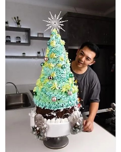 Momen Nicky Tirta bikin kue pohon Natal ukuran besar. (sumber: Instagram/nickytirta)