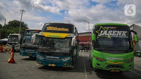 Sekitar 2.846 bus disiapkan Dishub Jakarta di empat terminal utama sebagai angkutan sepanjang libur Nataru 2024/2025. Bus tersebut berasal dari layanan perusahaan angkutan atau otobus. (Liputan6.com/Angga Yuniar)