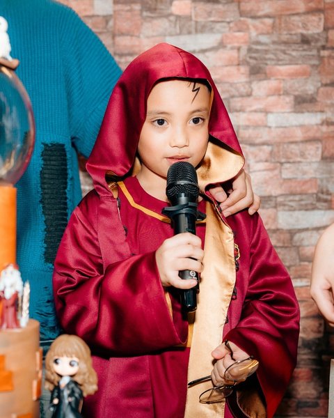 Xabiru, sang bintang utama, tampil menggemaskan dengan kostum ala Harry Potter lengkap dengan kacamata bundar khasnya.