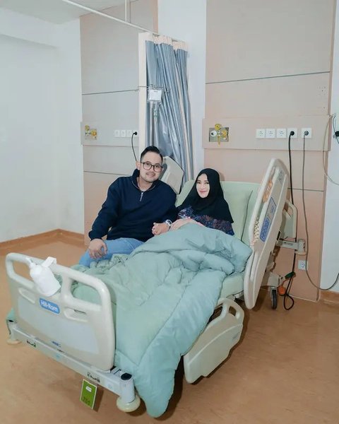 Momen detik-detik persalinan anak ketiga Shandy Purnamasari. (sumber: Instagram/juragan_99)