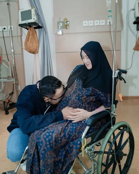 Momen detik-detik persalinan anak ketiga Shandy Purnamasari. (sumber: Instagram/juragan_99)