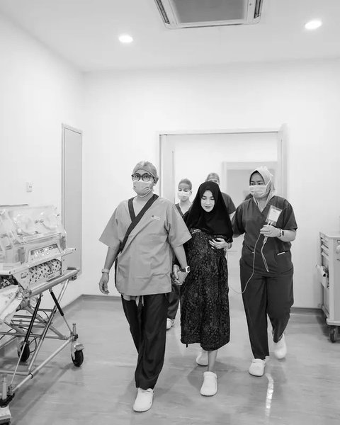 Momen detik-detik persalinan anak ketiga Shandy Purnamasari. (sumber: Instagram/juragan_99)