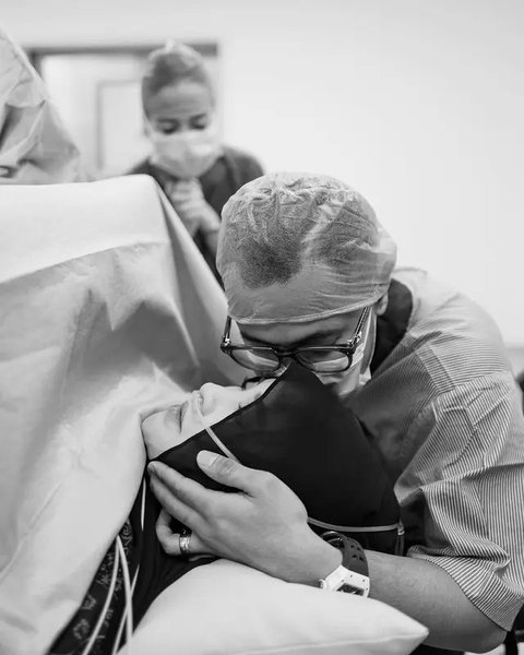 Momen detik-detik persalinan anak ketiga Shandy Purnamasari. (sumber: Instagram/juragan_99)