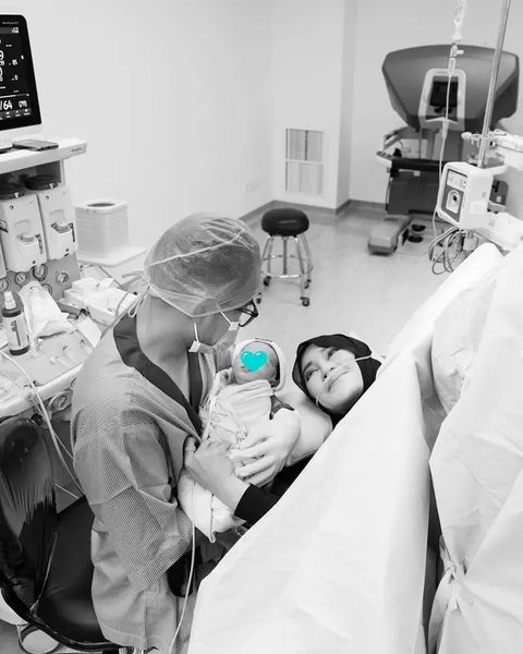 Momen detik-detik persalinan anak ketiga Shandy Purnamasari. (sumber: Instagram/juragan_99)