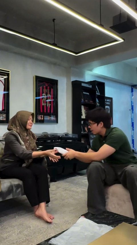 7 Potret Atta Halilintar Beri Uang untuk Pengasuh Azura, Ingin Kuliahkan Anaknya Juga