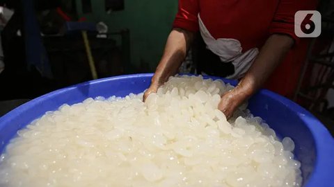 Pedagang menyortir kolang-kaling untuk dijual di kawasan Tanah Abang (13/4/2021). Selama Ramadan buah kolang-kaling selalu diburu oleh masyarakat. Tak heran jika pedagang musiman selalu bermu