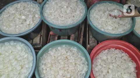 Pedagang menyortir kolang-kaling untuk dijual di kawasan Tanah Abang (13/4/2021). Selama Ramadan buah kolang-kaling selalu diburu oleh masyarakat. Tak heran jika pedagang musiman selalu bermu