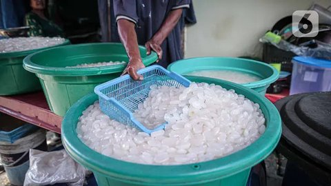 Pedagang menyortir kolang-kaling untuk dijual di kawasan Tanah Abang (13/4/2021). Selama Ramadan buah kolang-kaling selalu diburu oleh masyarakat. Tak heran jika pedagang musiman selalu bermu
