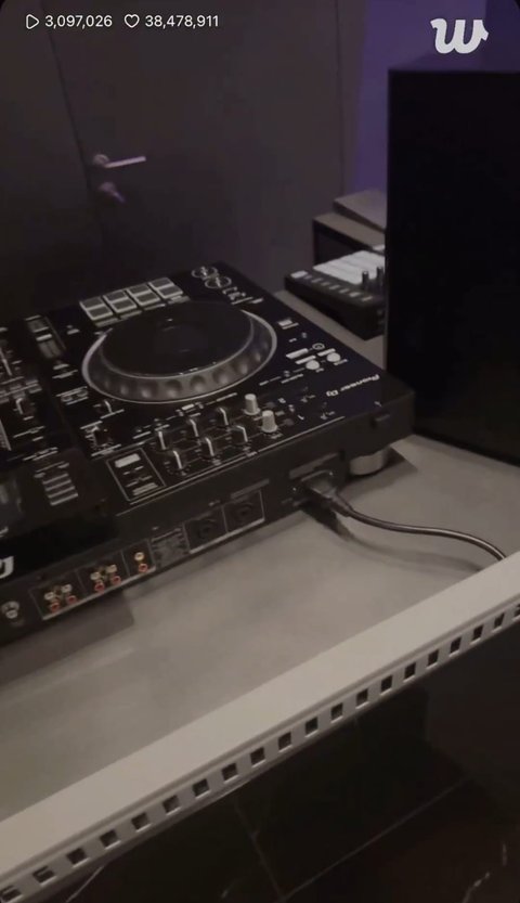 Jungkook BTS Pamer Ruangan Karaoke di Rumah Baru saat Live