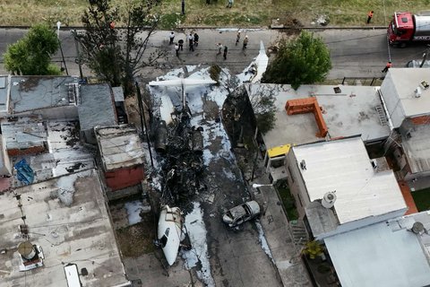 FOTO: Penampakan Jet Pribadi di Argentina Hancur Lebur usai Jatuh Tabrak Rumah