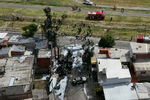 FOTO: Penampakan Jet Pribadi di Argentina Hancur Lebur usai Jatuh Tabrak Rumah