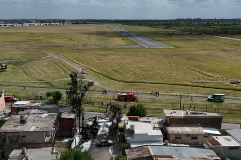 FOTO: Penampakan Jet Pribadi di Argentina Hancur Lebur usai Jatuh Tabrak Rumah