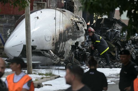 FOTO: Penampakan Jet Pribadi di Argentina Hancur Lebur usai Jatuh Tabrak Rumah