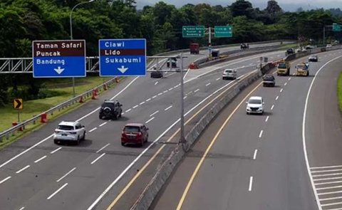 Jalan Tol Jagorawi mengarah ke Puncak, Bogor.