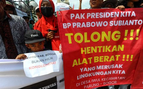 FOTO: Aksi Warga Desa Iwul Bogor Tolak Alih Fungsi Lahan Pertanian Jadi Perumahan