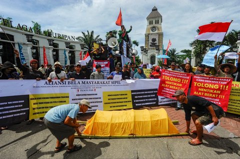 FOTO: Aksi Warga Desa Iwul Bogor Tolak Alih Fungsi Lahan Pertanian Jadi Perumahan