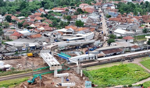 Pembangunan jalan layang di Tenjo, Kabupaten Bogor, Jawa Barat, terpantau terus dalam pengerjaan, pada Kamis (19/12/2024).