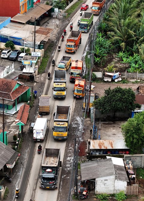 FOTO: Penampakan Antrean Truk Tambang di Parung Panjang