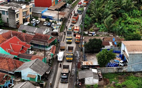 FOTO: Penampakan Antrean Truk Tambang di Parung Panjang