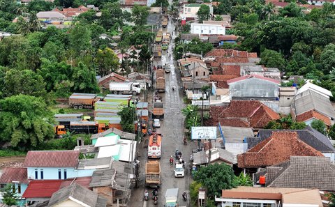 FOTO: Penampakan Antrean Truk Tambang di Parung Panjang