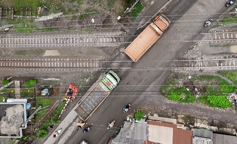 FOTO: Penampakan Antrean Truk Tambang di Parung Panjang