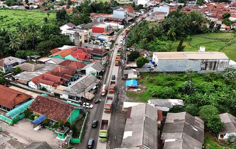 FOTO: Penampakan Antrean Truk Tambang di Parung Panjang