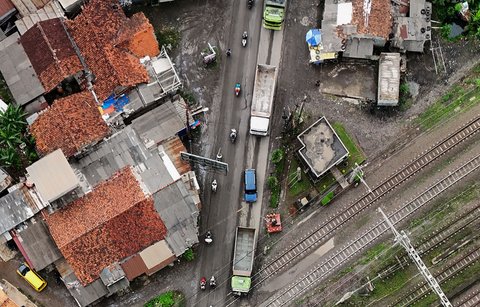 FOTO: Penampakan Antrean Truk Tambang di Parung Panjang