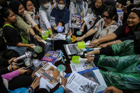 FOTO: Aksi Fans K-Pop Ramai-Ramai Geruduk Istana, Tolak PPN 12 Persen yang Bikin Tiket Konser Naik