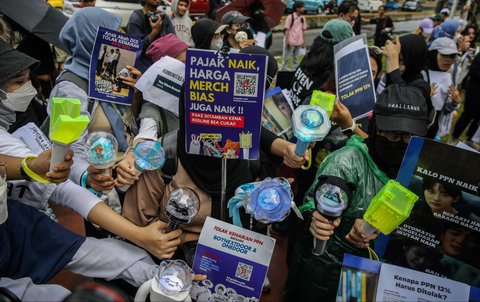 FOTO: Aksi Fans K-Pop Ramai-Ramai Geruduk Istana, Tolak PPN 12 Persen yang Bikin Tiket Konser Naik