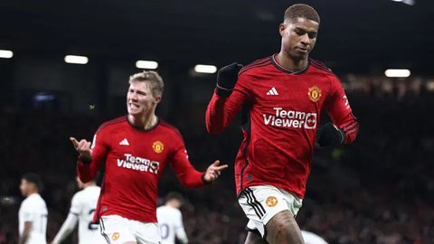 Pemain Manchester United, Marcus Rashford, duel udara dengan pemain Leicester City, Boubakary Soumare, pada pertandingan babak 16 besar Carabao Cup di Stadion Old Trafford, Kamis (31/10/2024)