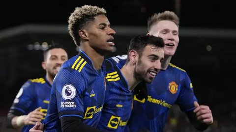 Pemain Manchester United, Marcus Rashford, duel udara dengan pemain Leicester City, Boubakary Soumare, pada pertandingan babak 16 besar Carabao Cup di Stadion Old Trafford, Kamis (31/10/2024)