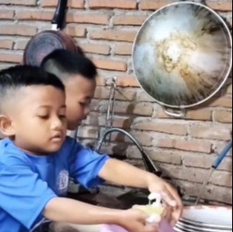 Sambil Cuci Piring, Dua Bocil Bersuara Merdu