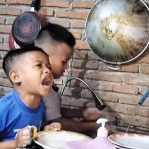 Sambil Cuci Piring, Dua Bocil Bersuara Merdu